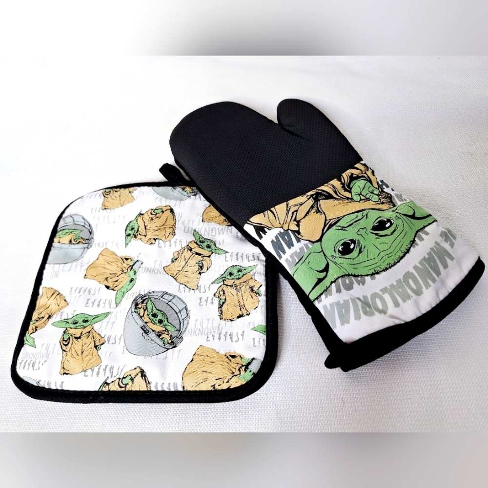 Star Wars The Mandalorian "Cooking WithThe Child" Grogu "Baby Yoda" Ovenmitt Set